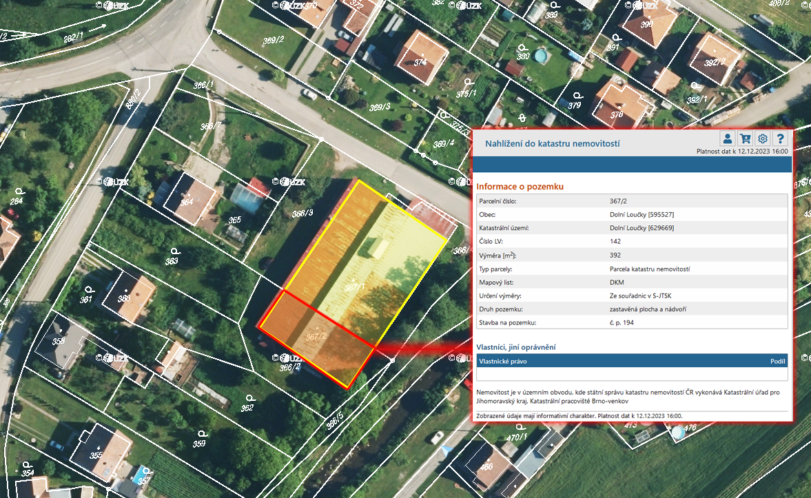 FOTO výřez z veřejně dostupné katastrální mapy (https://nahlizenidokn.cuzk.cz/) = část budovy, co nepatří obci, vyznačena červeně.